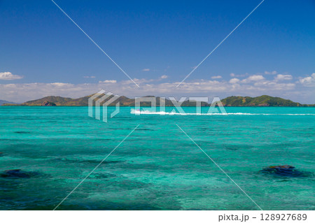 オセアニア　フィジー共和国ビティレブ島の西の沖合いママヌザ諸島マナ島サウスビーチからの鮮やかな青い海 128927689
