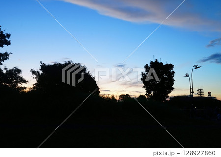 夕日に染まる雲 128927860