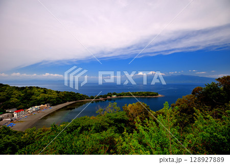 中部地方・伊豆半島・大瀬崎・西伊豆の絶景、大瀬崎と駿河湾と富士山、和風の景色・静岡県沼津市西浦(4) 128927889