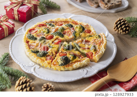 トマトとブロッコリーのキッシュ 128927933