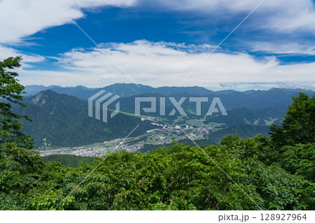 大峰山展望台から眺める夏の湯沢町 新潟県湯沢町 大峰山展望台から眺める夏の湯沢町 新潟県湯沢町 128927964