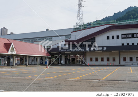 JR越後湯沢駅 東口 新潟県湯沢町 JR越後湯沢駅 東口 新潟県湯沢町 128927975