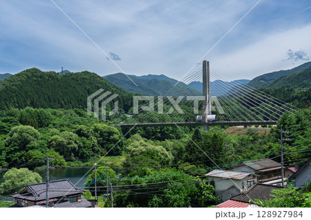 道の駅 尾瀬かたしなから見る夏の尾瀬大橋　群馬県片品村 128927984