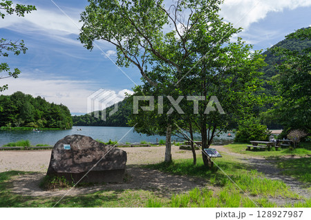 夏の日光国立公園 湯元温泉と湯ノ湖　栃木県日光市 128927987