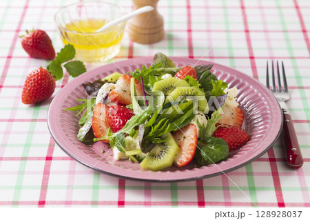 苺とベビーリーフのサラダ 128928037