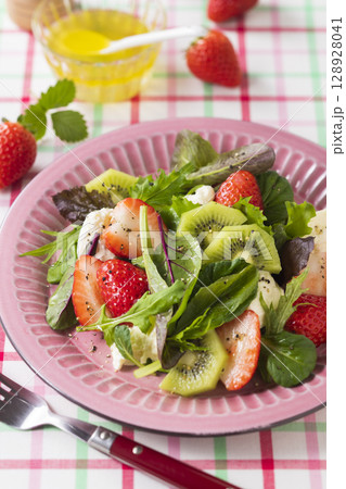 苺とベビーリーフのサラダ 128928041