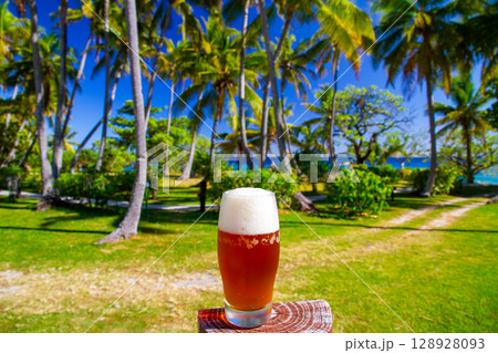 オセアニア フィジー共和国ビティレブ島の西の沖合いママヌザ諸島マナ島 ビールとヤシと青い海 オセアニア フィジー共和国ビティレブ島の西の沖合いママヌザ諸島マナ島 ビールとヤシと青い海 128928093