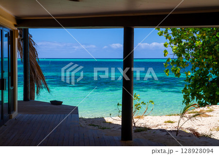 オセアニア　フィジー共和国ビティレブ島の西の沖合いママヌザ諸島マナ島サウスビーチの鮮やかな青い海 128928094
