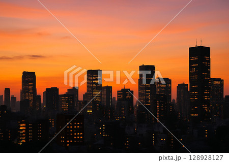 夕日が沈む都市の高層ビル群 128928127