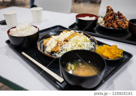 日本の岡山県倉敷市で食べたとても美味しい鶏料理 日本の岡山県倉敷市で食べたとても美味しい鶏料理 128928181