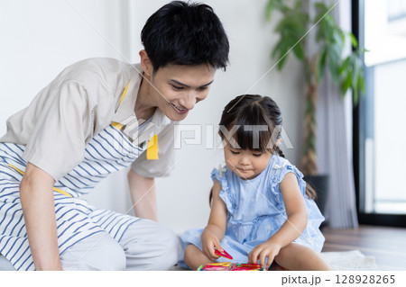 父親と遊ぶ子供 128928265