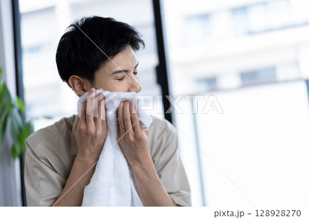洗濯物を確認する男性 洗濯物を確認する男性 128928270