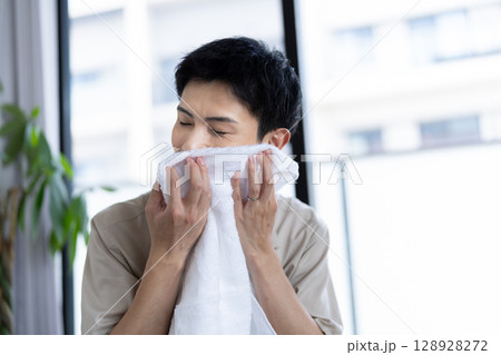 洗濯物を確認する男性 洗濯物を確認する男性 128928272