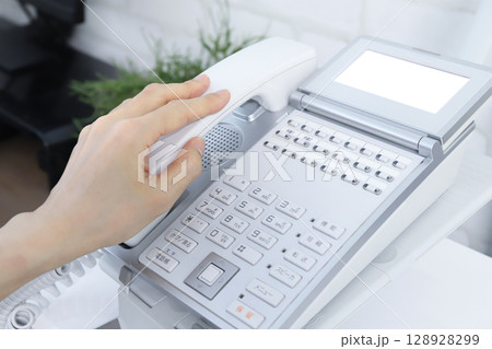 オフィスで電話をとる手元 128928299