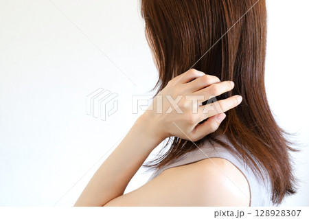 髪の毛を触る女性 ヘアケア 髪の毛を触る女性 ヘアケア 128928307