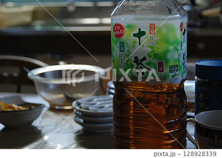 Kitchen space in summer evening / 真夏の夕方のキッチンのひとコマ Kitchen space in summer evening / 真夏の夕方のキッチンのひとコマ 128928339