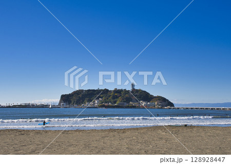 【藤沢市】片瀬海岸と江の島 【藤沢市】片瀬海岸と江の島 128928447