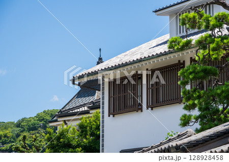 日本の岡山県倉敷市美観地区の美しい白壁の町の風景 日本の岡山県倉敷市美観地区の美しい白壁の町の風景 128928458
