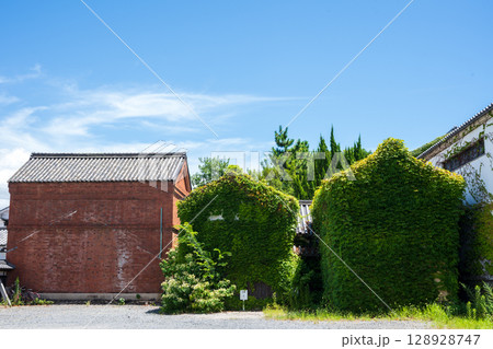 日本の岡山県倉敷市の古くてとても美しい建物 128928747