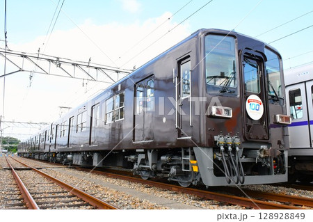 車両基地に停車するぶどう色1号の東武鉄道8000系(東上線100周年ヘッドマーク掲出) 車両基地に停車するぶどう色1号の東武鉄道8000系(東上線100周年ヘッドマーク掲出) 128928849
