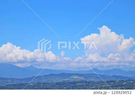 真夏の湘南平　〜足柄山地の上に湧き立つ入道雲〜 128929052