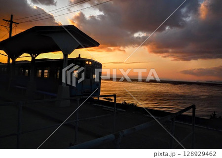 夕日を浴びる列車 夕日を浴びる列車 128929462