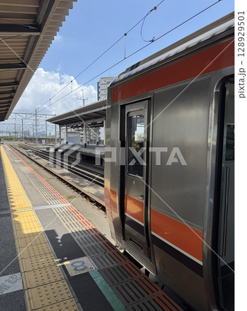 南船橋駅のホームに停車している列車 128929501