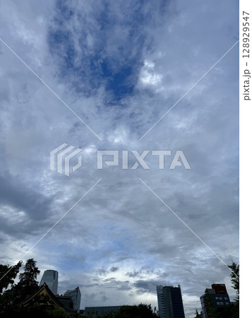 雲の多い空 雲の多い空 128929547