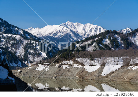 黒部ダム(黒四ダム)から見上げる残雪期の北アルプス赤牛岳と水晶岳(黒岳) 黒部ダム(黒四ダム)から見上げる残雪期の北アルプス赤牛岳と水晶岳(黒岳) 128929560