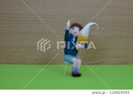 ソフトクリームを持った子供 128929585