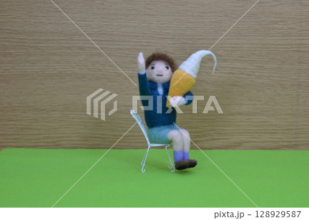 ソフトクリームを持った子供 128929587