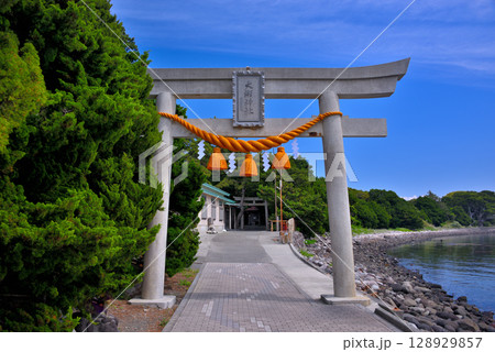 中部地方・伊豆半島・大瀬崎・淡水の神池で有名な大瀬神社、入口に建つ鳥居・静岡県沼津市西浦(5) 128929857