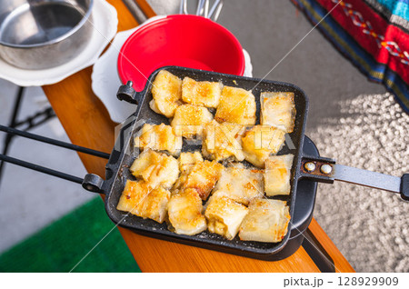 焼くだけ簡単　キャンプスイーツ 128929909