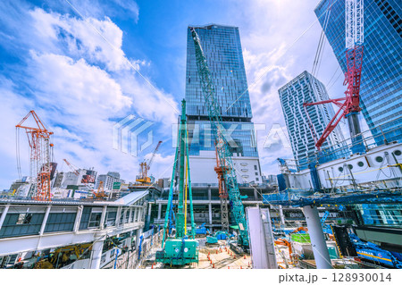 日本の東京都市景観7月27日。猛烈な暑さ…巨大重機がズラリ…さよなら渋谷駅西口。本格的な工事へ 128930014