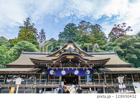 三輪明神 大神神社 拝殿(四代将軍徳川家綱による再建)重要文化財 厄除けと縁結びの神 三輪明神 大神神社 拝殿(四代将軍徳川家綱による再建)重要文化財 厄除けと縁結びの神 128930432