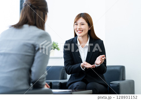 営業するビジネスウーマン 営業するビジネスウーマン 128931152