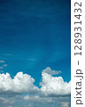 夏の青空と白い雲 128931432