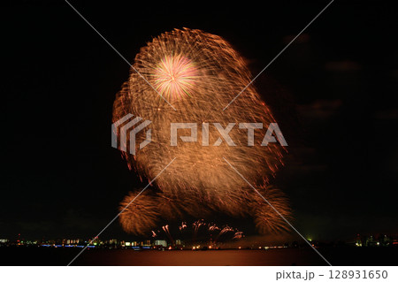 夏の夜空に咲く花火 <桑名水郷花火大会2025> 夏の夜空に咲く花火 <桑名水郷花火大会2025> 128931650