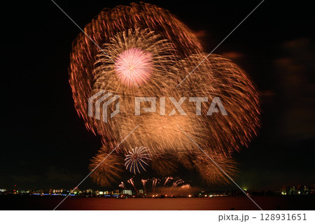 夏の夜空に咲く花火 <桑名水郷花火大会2025> 夏の夜空に咲く花火 <桑名水郷花火大会2025> 128931651