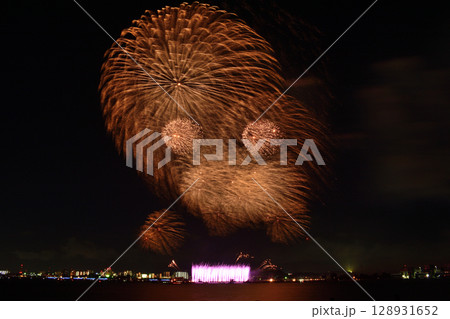 夏の夜空に咲く花火 <桑名水郷花火大会2025> 夏の夜空に咲く花火 <桑名水郷花火大会2025> 128931652