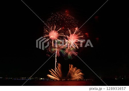 夏の夜空に咲く花火 <桑名水郷花火大会2025> 夏の夜空に咲く花火 <桑名水郷花火大会2025> 128931657
