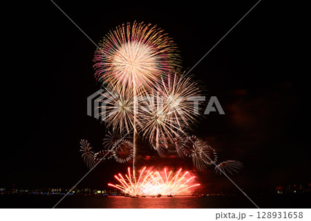 夏の夜空に咲く花火 <桑名水郷花火大会2025> 夏の夜空に咲く花火 <桑名水郷花火大会2025> 128931658