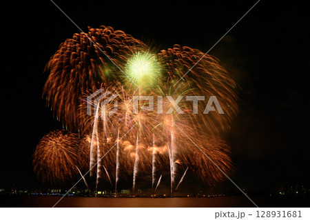 夏の夜空に咲く花火　＜桑名水郷花火大会2025＞ 128931681