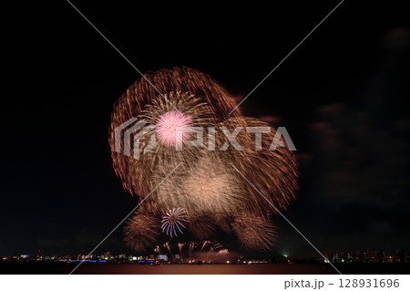夏の夜空に咲く花火 <桑名水郷花火大会2025> 夏の夜空に咲く花火 <桑名水郷花火大会2025> 128931696