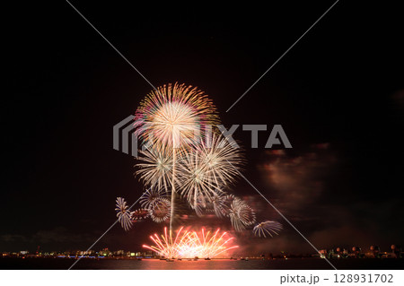 夏の夜空に咲く花火　＜桑名水郷花火大会2025＞ 128931702