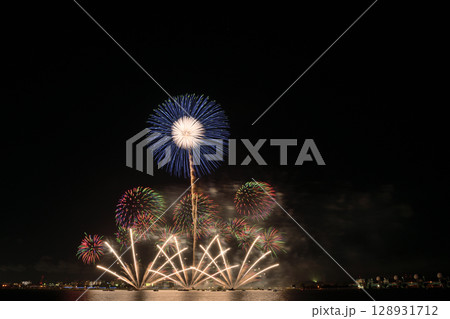 夏の夜空に咲く花火　＜桑名水郷花火大会2025＞ 128931712