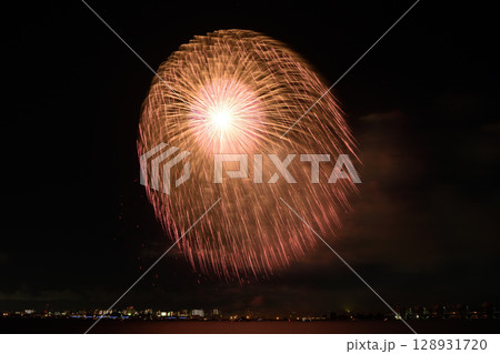 夏の夜空に咲く花火 <桑名水郷花火大会2025> 夏の夜空に咲く花火 <桑名水郷花火大会2025> 128931720