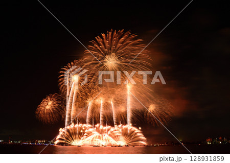 夏の夜空に咲く花火　＜桑名水郷花火大会2025＞ 128931859