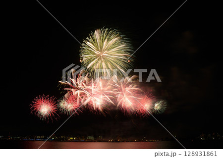夏の夜空に咲く花火　＜桑名水郷花火大会2025＞ 128931861