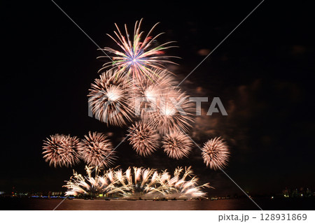 夏の夜空に咲く花火　＜桑名水郷花火大会2025＞ 128931869